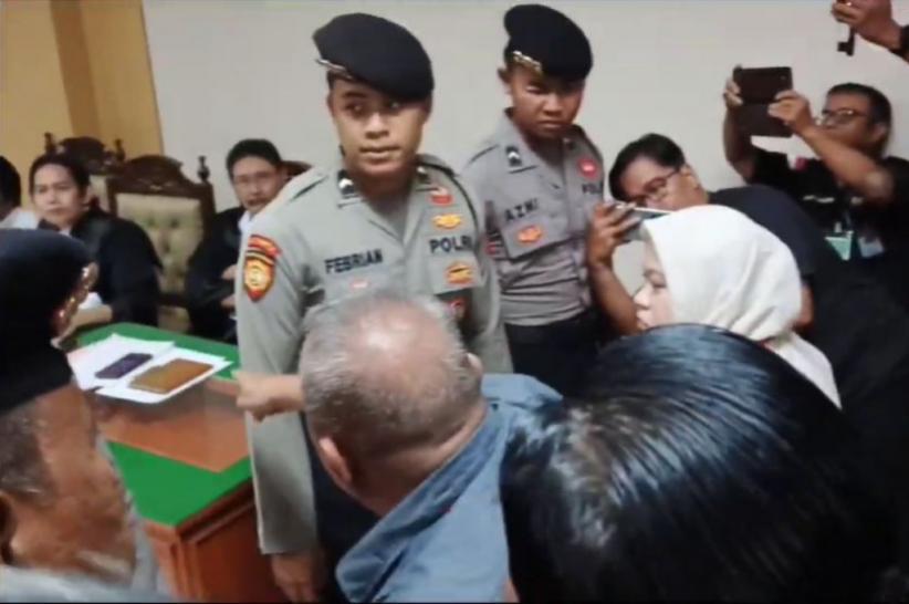 Sidang Pembunuhan Sekeluarga di Indramayu Ricuh, Keluarga Korban Ngamuk ke Pengacara Terdakwa