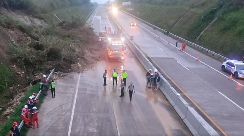 Tebing 15 Meter Longsor Timbun Tol Bocimi, Arus Kendaraan ke Jakarta Ditutup
