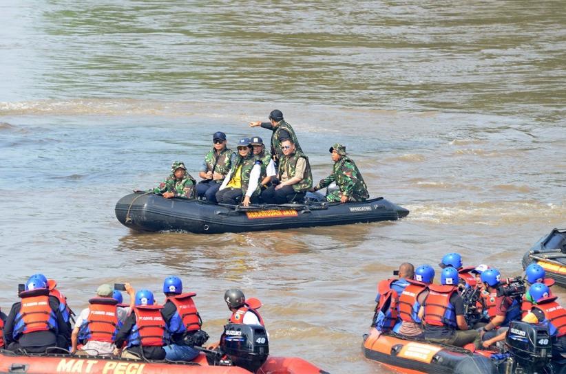 AHY Cek Pembangunan Infrastruktur Pengendalian Banjir Sungai Ciliwung - Bagian 2