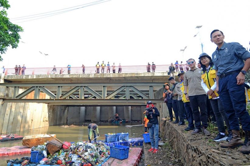 AHY Cek Pembangunan Infrastruktur Pengendalian Banjir Sungai Ciliwung - Bagian 3