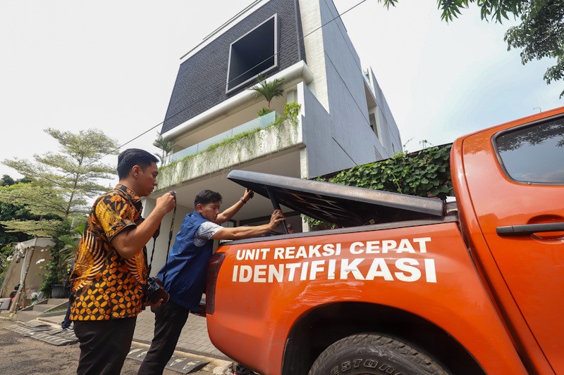 Polisi Olah TKP Kebakaran Rumah di Jaksel yang Tewaskan Anggota BPK Haerul Saleh - Bagian 1