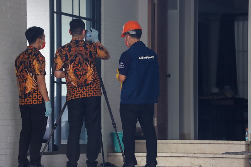 Polisi Olah TKP Kebakaran Rumah di Jaksel yang Tewaskan Anggota BPK Haerul Saleh - Bagian 4