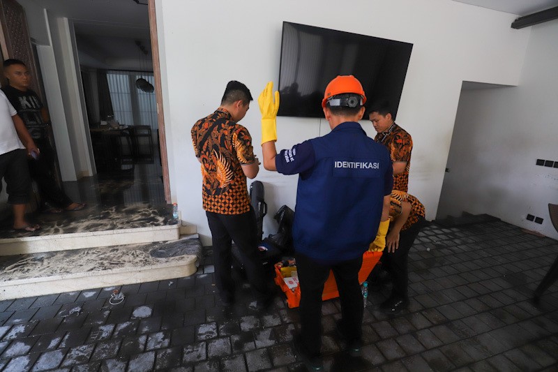 Polisi Olah TKP Kebakaran Rumah di Jaksel yang Tewaskan Anggota BPK Haerul Saleh - Bagian 3