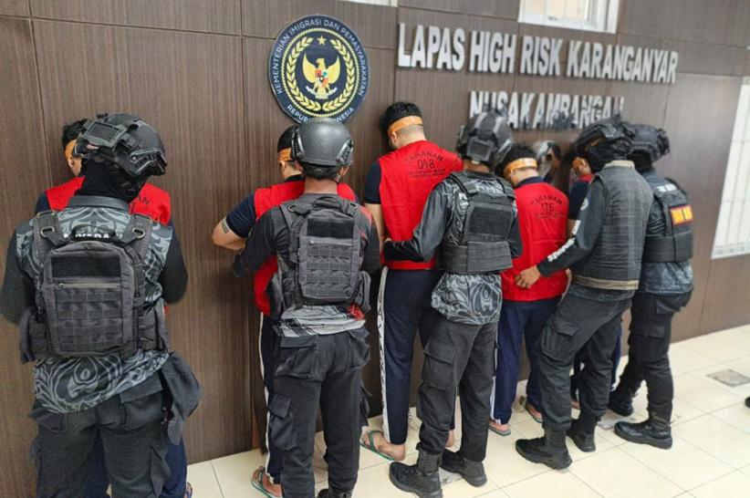 Tampang Ammar Zoni Dipindah ke Lapas Super Maksimum Nusakambangan, Tangan-Kaki Diborgol - Bagian 2