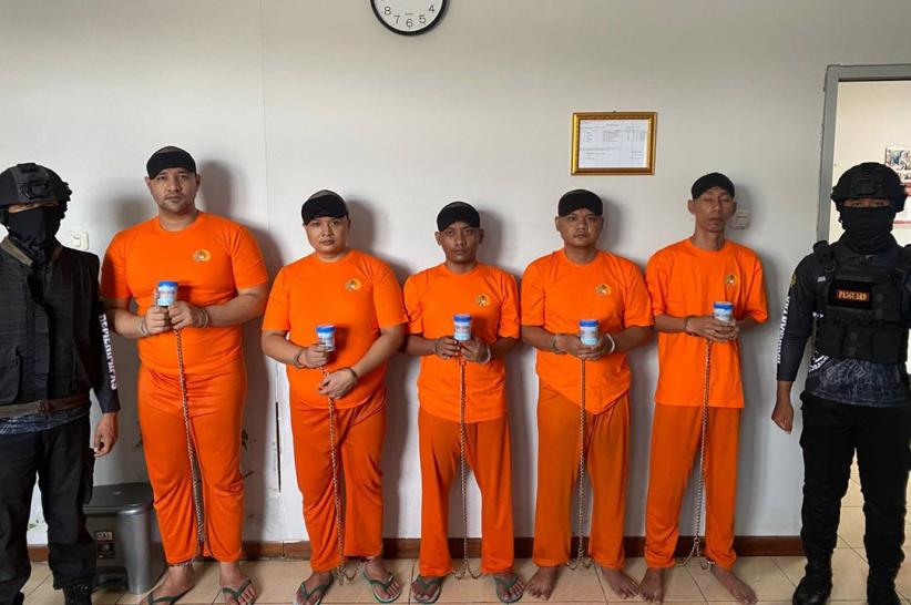 Tampang Ammar Zoni Dipindah ke Lapas Super Maksimum Nusakambangan, Tangan-Kaki Diborgol - Bagian 1