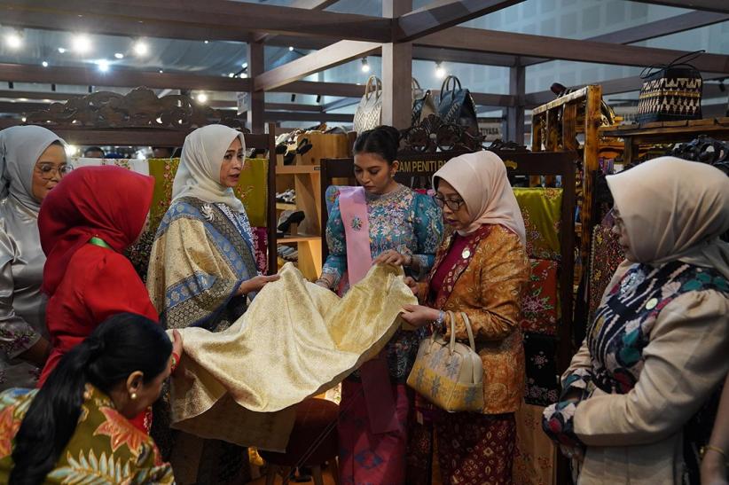 Ibu Wapres Selvi Gibran Rakabuming Raka Hadiri Pembukaan HUT ke-80 Persit KCK  - Bagian 3