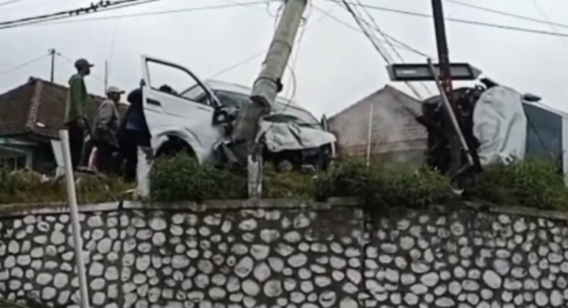 Rem Blong! Mobil Rombongan Wisatawan Singapura Kecelakaan di Jalur Bromo, Begini Kronologinya