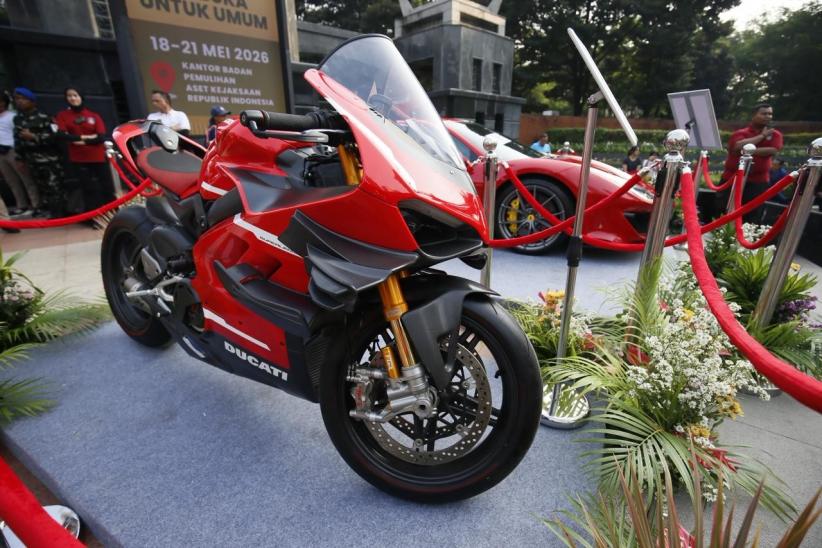 Kejagung Pamer Mobil hingga Tas Mewah Hasil Sitaan di CFD Jakarta - Bagian 2
