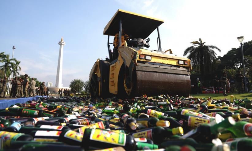 Ribuan Botol Miras Hasil Razia Dimusnahkan di Monas - Bagian 2