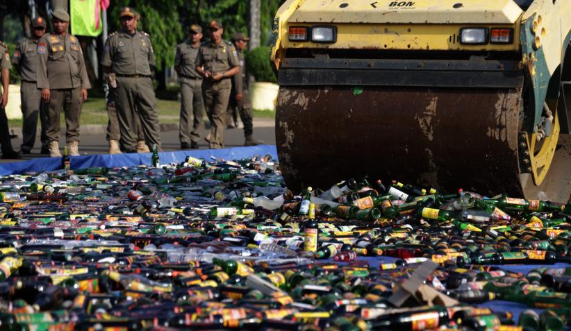 Ribuan Botol Miras Hasil Razia Dimusnahkan di Monas - Bagian 4