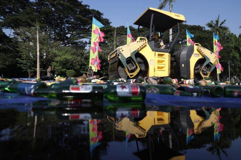 Ribuan Botol Miras Hasil Razia Dimusnahkan di Monas - Bagian 3