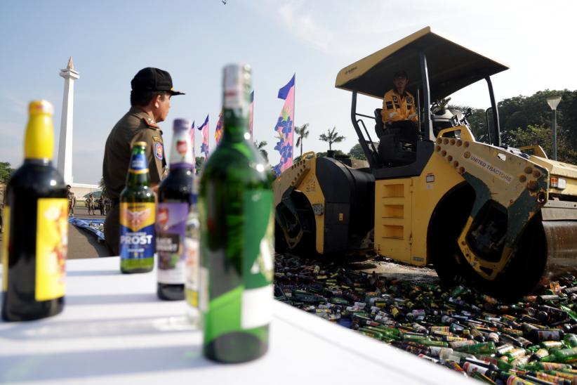 Ribuan Botol Miras Hasil Razia Dimusnahkan di Monas - Bagian 5