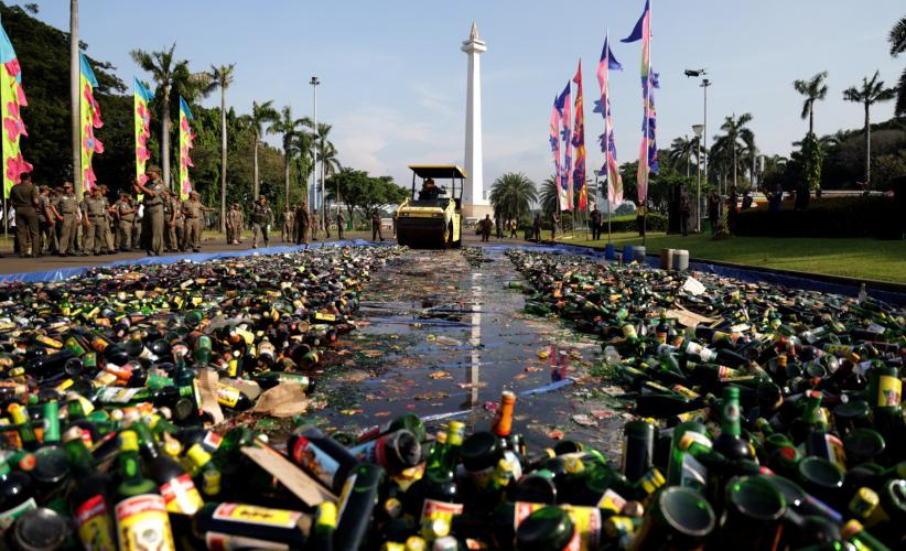 Ribuan Botol Miras Hasil Razia Dimusnahkan di Monas - Bagian 1