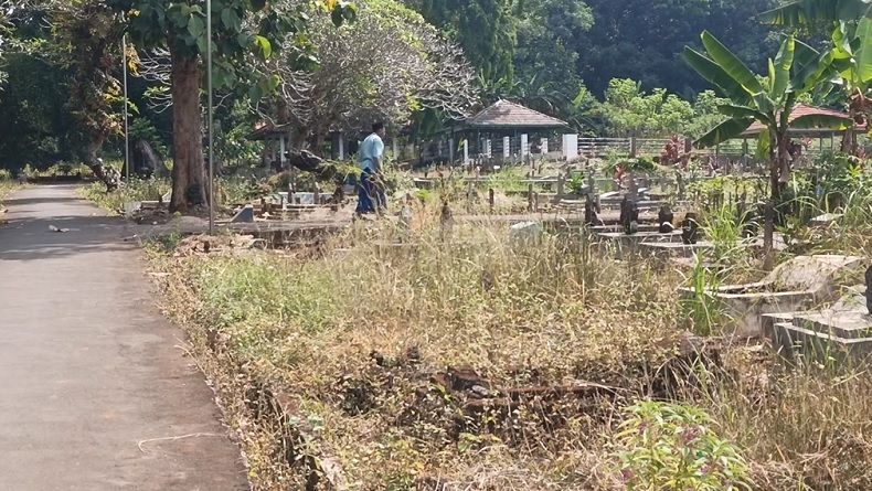Pilu! Diusir dari Rumah, Pria Lansia Penderita Katarak di Kuningan Tinggal di Permakaman