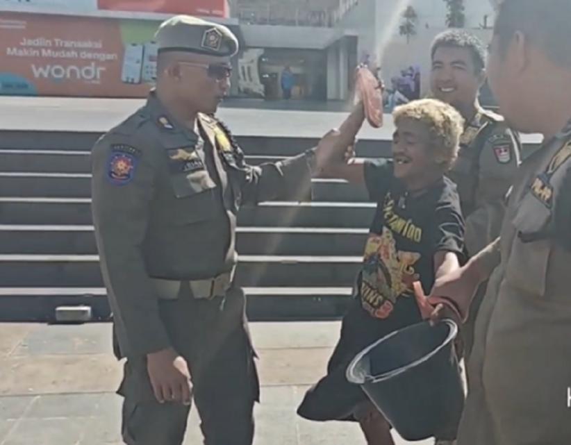 Pengemis Modus Ngesot di Jam Gadang Bukittinggi Ditangkap, Ternyata Bisa Jalan