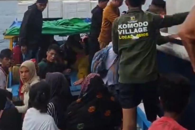 Dramatis! Tim SAR Evakuasi 23 Penumpang KM Hinaya Mati Mesin di Labuan Bajo