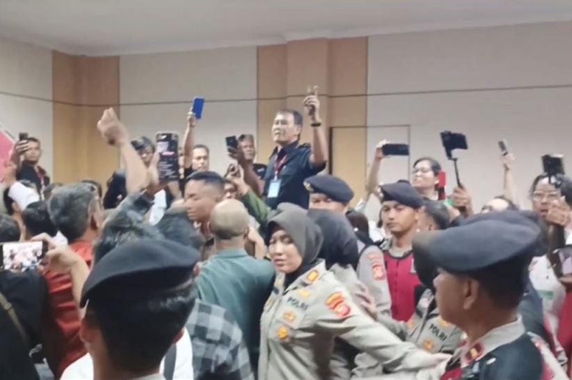 Sidang Pembunuhan Sekeluarga di Indramayu Kembali Ricuh, Terdakwa Dimaki Pengunjung