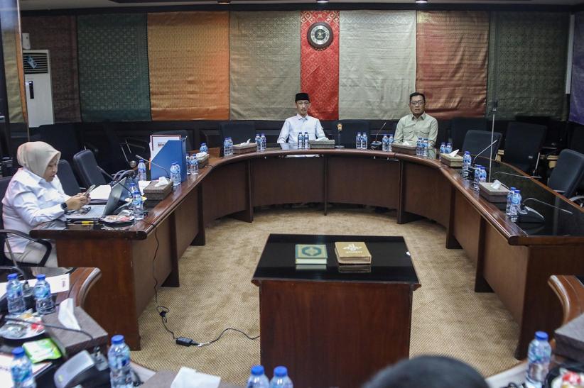 Ekspresi Anggota DPRD Jember Merokok-Main Game saat Rapat Disanksi Teguran Keras - Bagian 3