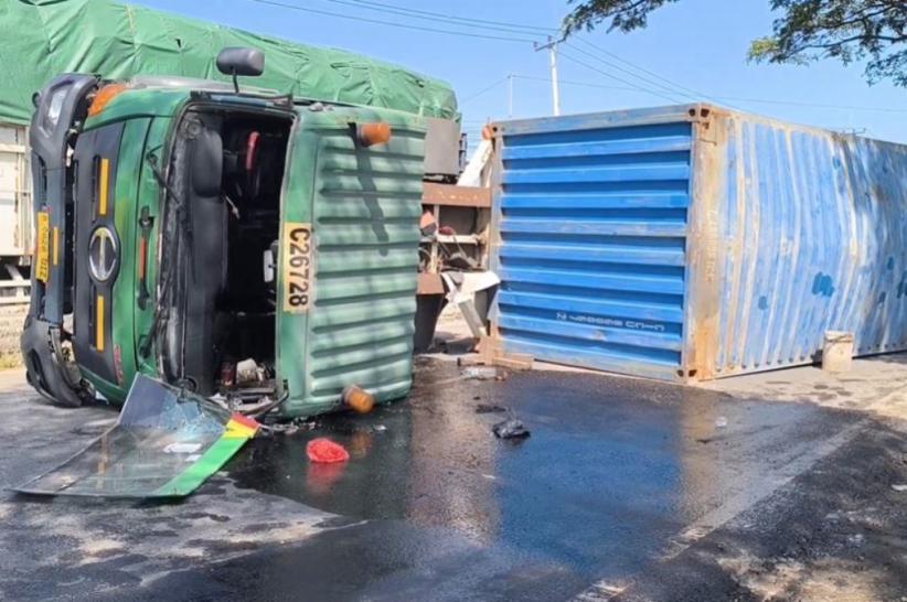 Kecelakaan Truk Pakan Ternak Terguling di Pantura Cirebon, Jalur Macet Panjang