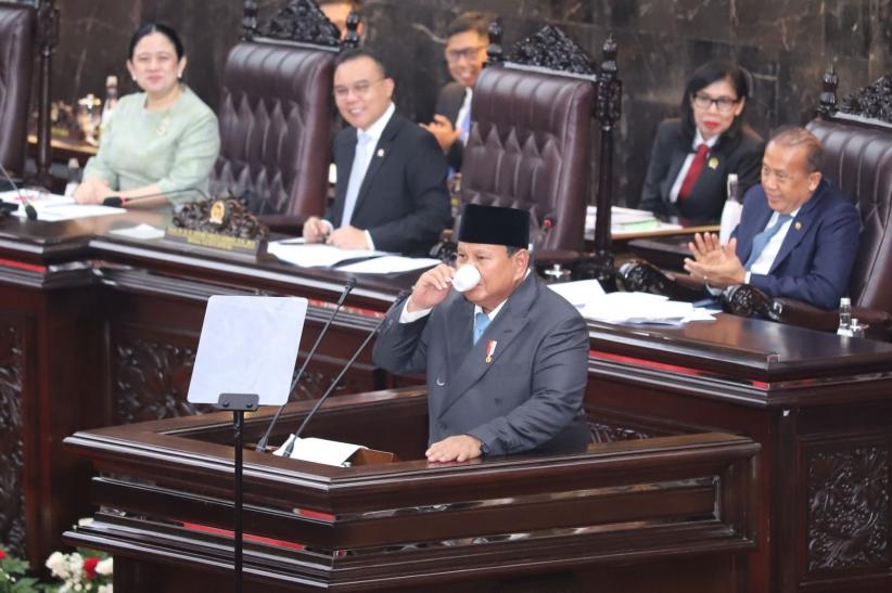 Momen Presiden Prabowo Minum Kopi saat Pidato di DPR - Bagian 1