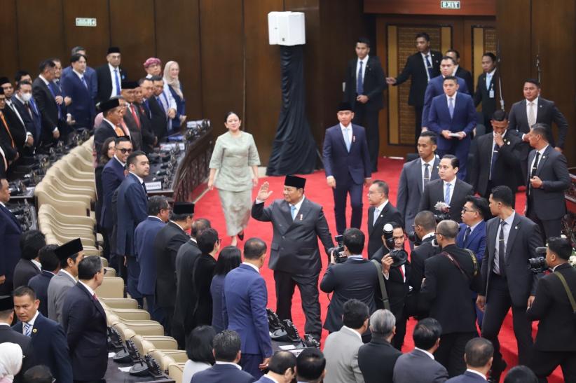 Momen Presiden Prabowo Minum Kopi saat Pidato di DPR - Bagian 5