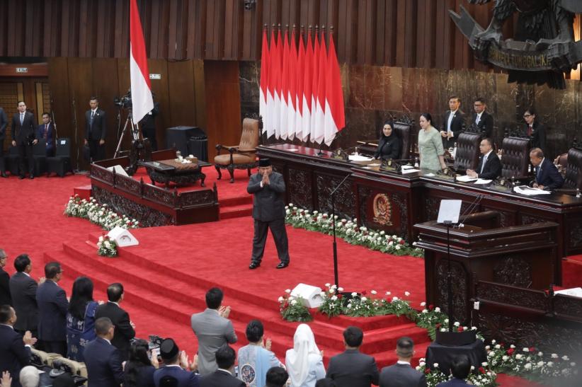 Momen Presiden Prabowo Minum Kopi saat Pidato di DPR - Bagian 4
