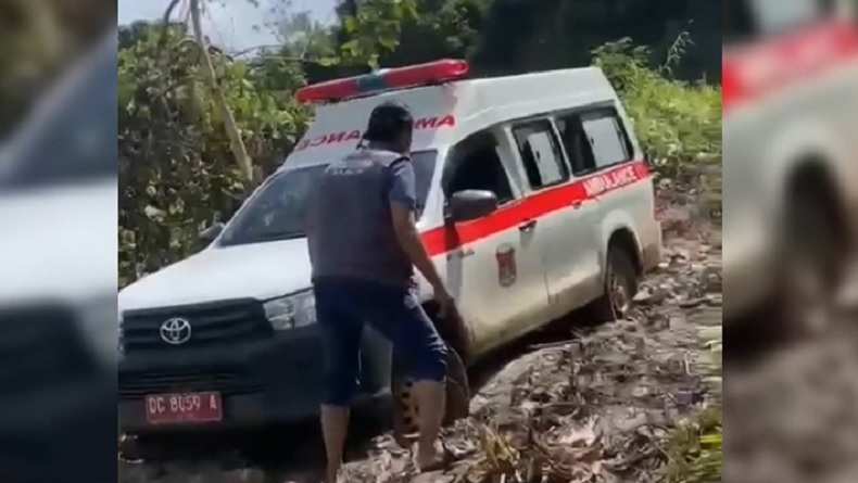 Ambulans Bawa Pasien Terjebak Longsor di Mamuju