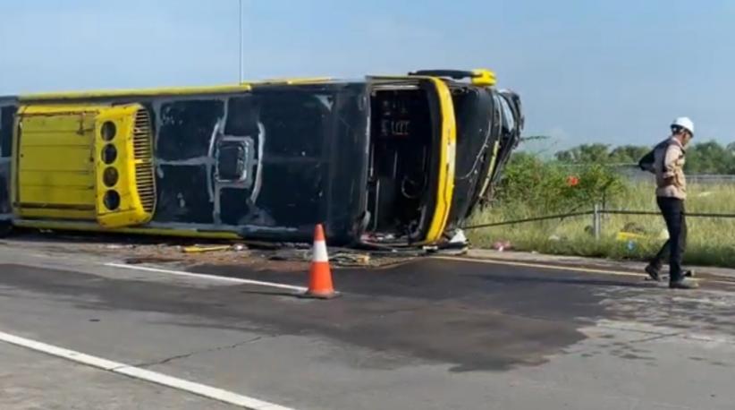 Kecelakaan di Tol Jombang, Bus Sudiro Tungga Jaya Terbalik 10 Orang Terluka