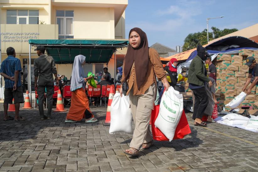 Ribuan Warga Cilincing Terima Bantuan Pangan Nontunai - Bagian 2