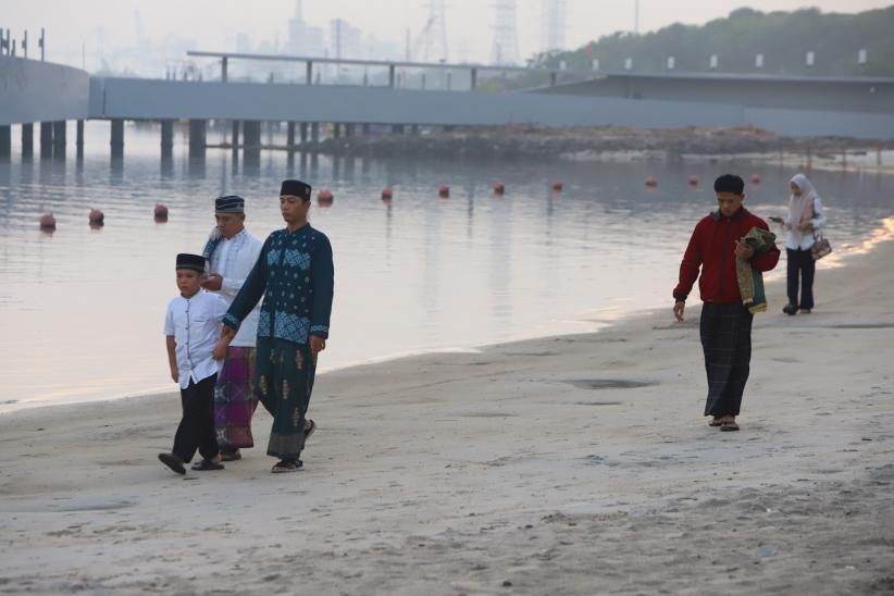 Ratusan Jemaah Salat Iduladha di Pantai Ancol - Bagian 3