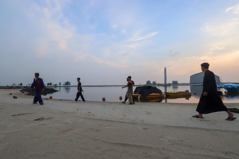Ratusan Jemaah Salat Iduladha di Pantai Ancol - Bagian 4