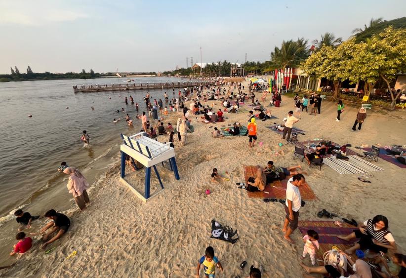 Libur Cuti Bersama Iduladha, Ribuan Pengunjung Padati Kawasan Wisata Ancol - Bagian 1