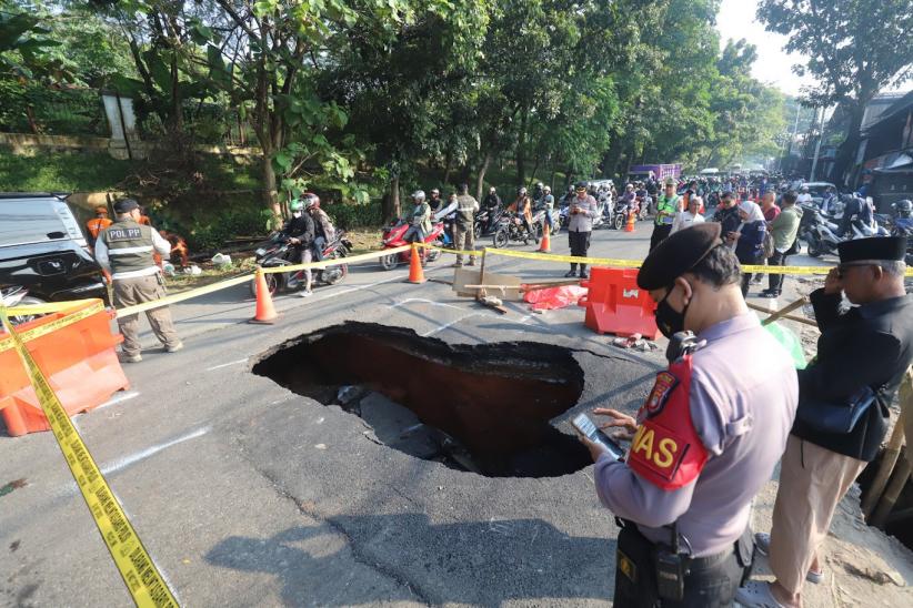 Lubang Besar di Jalan Raya Lenteng Agung, Akses Jakarta-Depok Macet Parah - Bagian 5
