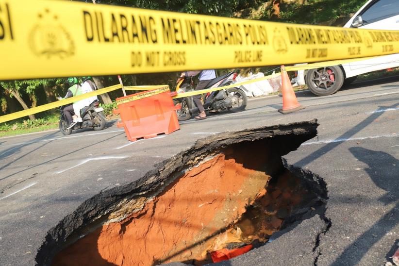 Lubang Besar di Jalan Raya Lenteng Agung, Akses Jakarta-Depok Macet Parah - Bagian 4