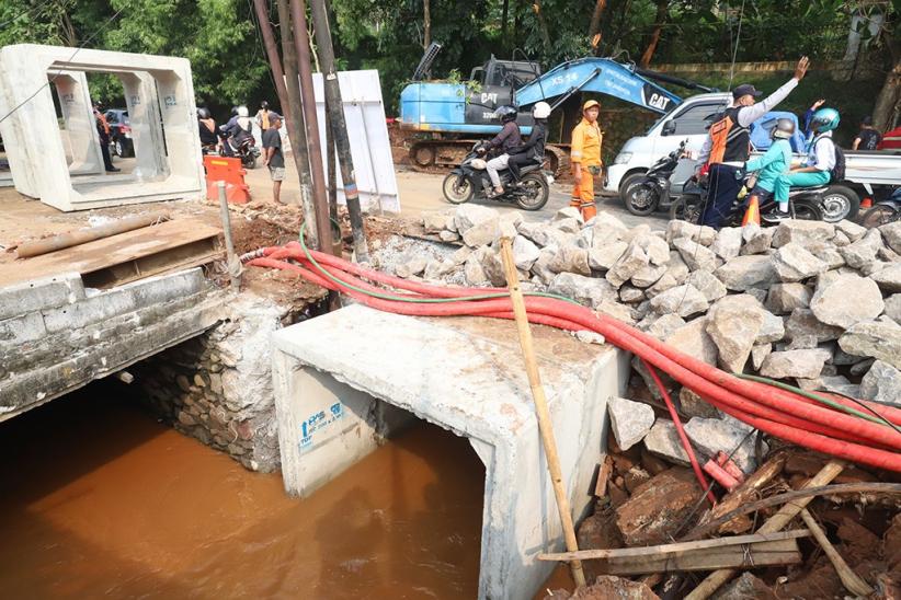 Perbaikan Jalan Ambles di Lenteng Agung Dikebut - Bagian 2