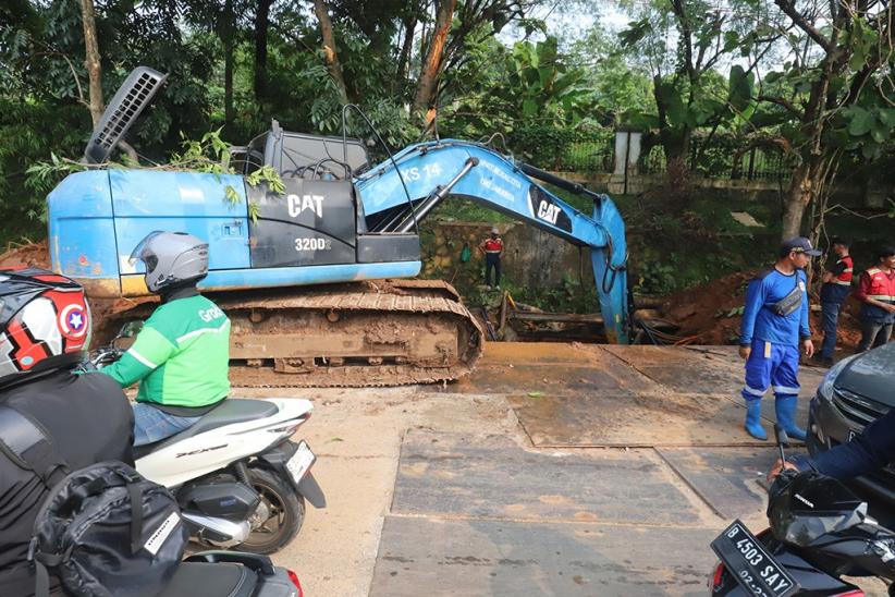 Perbaikan Jalan Ambles di Lenteng Agung Dikebut - Bagian 3