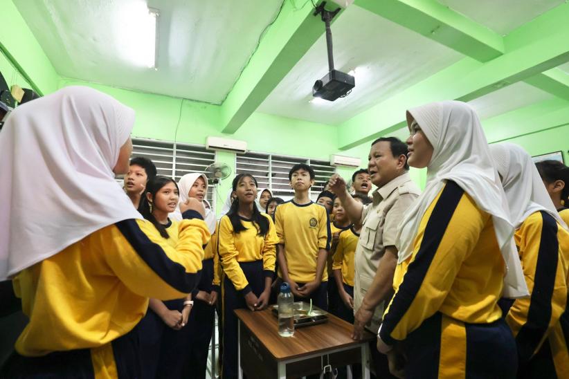 Prabowo Disambut Antusias Para Siswa saat Tinjau MBG di SMPN 111 Jakbar - Bagian 3