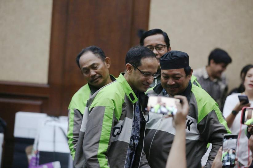 Momen Nadiem Pakai Jaket Ojol yang Diberikan Mulyono - Bagian 3
