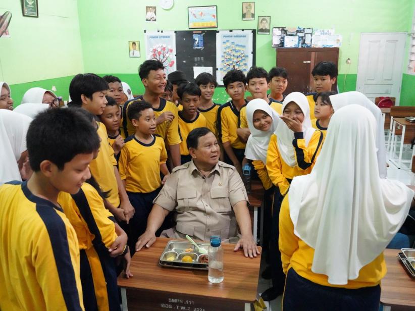 Prabowo Disambut Antusias Para Siswa saat Tinjau MBG di SMPN 111 Jakbar - Bagian 1