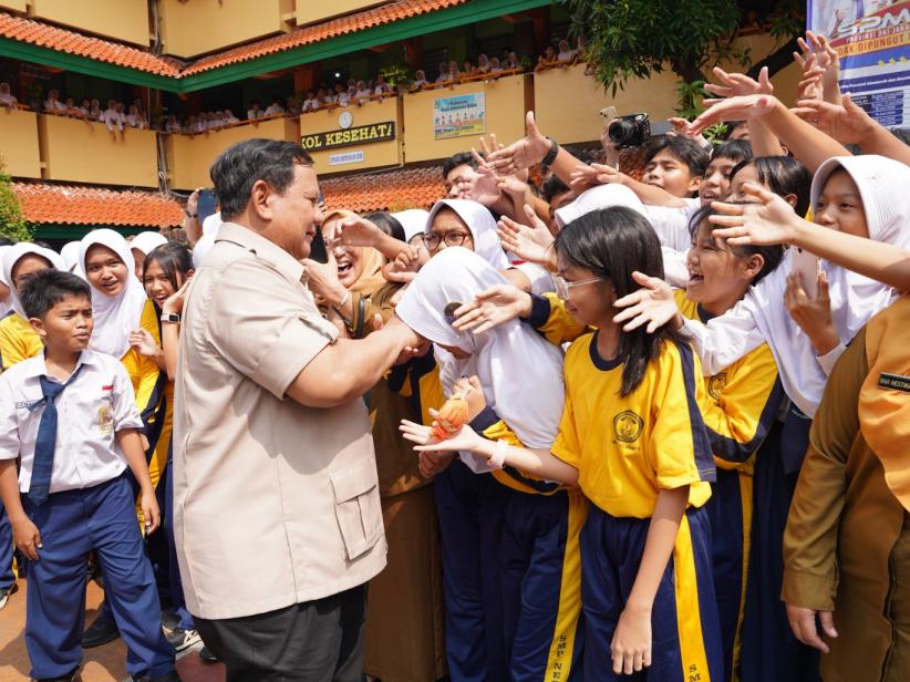 Prabowo Disambut Antusias Para Siswa saat Tinjau MBG di SMPN 111 Jakbar - Bagian 4
