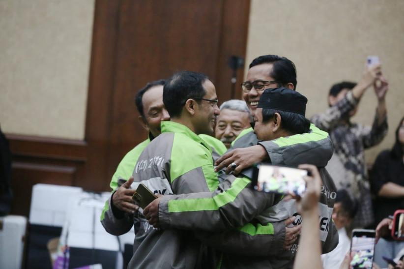 Momen Nadiem Pakai Jaket Ojol yang Diberikan Mulyono - Bagian 2