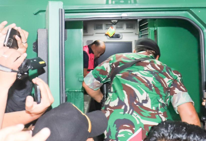 Tampang Lesu Eks Kepala BGN Dadan Hindayana Diborgol-Pakai Baju Tahanan Kejagung - Bagian 4