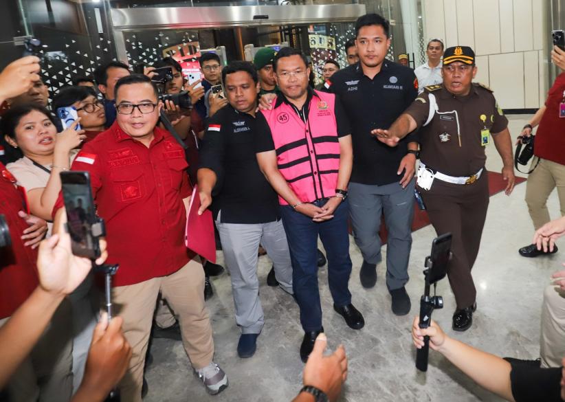 Tampang Lesu Eks Kepala BGN Dadan Hindayana Diborgol-Pakai Baju Tahanan Kejagung - Bagian 6