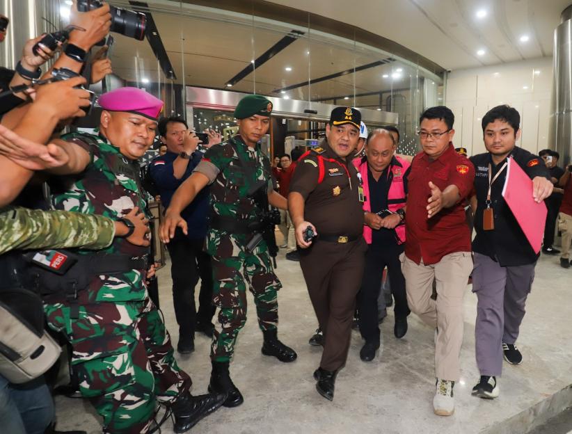 Tampang Lesu Eks Kepala BGN Dadan Hindayana Diborgol-Pakai Baju Tahanan Kejagung - Bagian 2