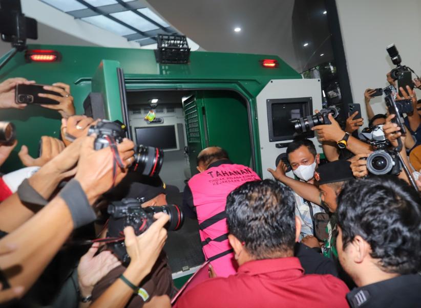 Tampang Lesu Eks Kepala BGN Dadan Hindayana Diborgol-Pakai Baju Tahanan Kejagung - Bagian 3