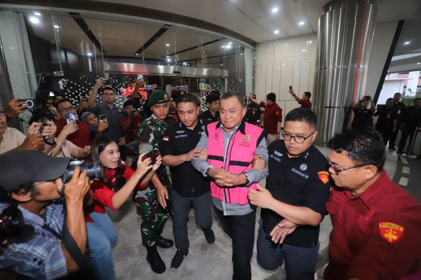 Tampang Lesu Eks Kepala BGN Dadan Hindayana Diborgol-Pakai Baju Tahanan Kejagung - Bagian 5