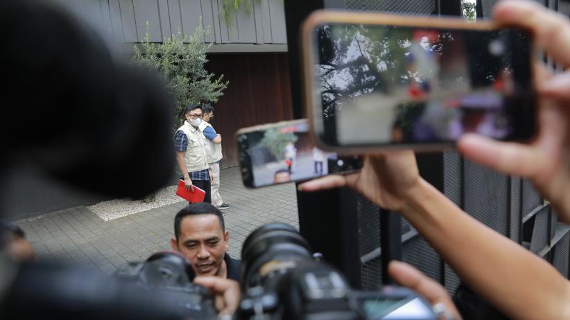 Penyidik KPK Geledah Rumah Wamen Silmy Karim, Dikawal Belasan Brimob Bersenjata - Bagian 3