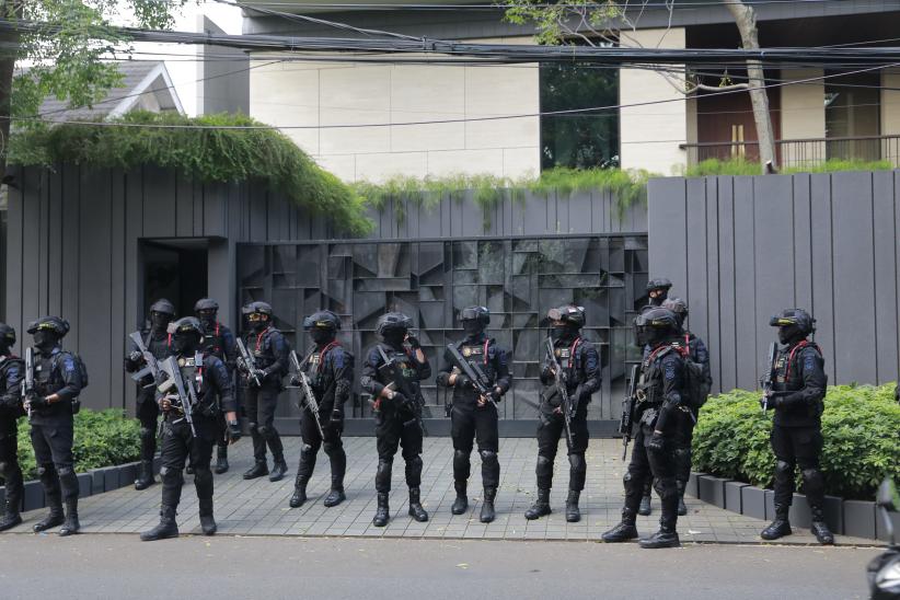 Penyidik KPK Geledah Rumah Wamen Silmy Karim, Dikawal Belasan Brimob Bersenjata - Bagian 4