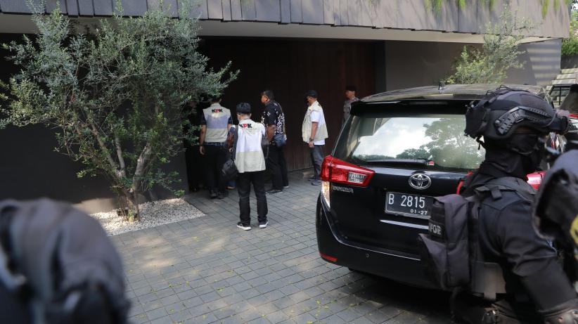 Penyidik KPK Geledah Rumah Wamen Silmy Karim, Dikawal Belasan Brimob Bersenjata - Bagian 1