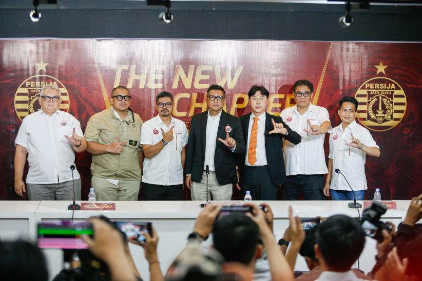 Ekspresi Shin Tae-yong Resmi Jadi Pelatih Persija Jakarta     - Bagian 5